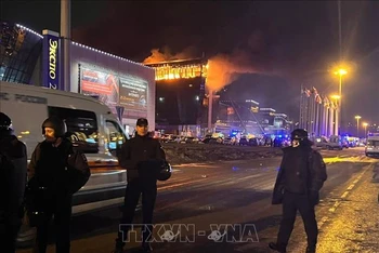 Lực lượng chức năng được triển khai tại hiện trường vụ tấn công khủng bố vào trung tâm thương mại “Crocus City Hall” ở Moskva, Nga tối 22/3/2024. (Ảnh: AA/TTXVN)