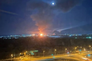 Khói lửa bùng phát tại Nhà máy lọc dầu Novokuibyshevsk ở tỉnh Samara của Liên bang Nga. (Ảnh cắt từ clip của Euro Maidan Press)