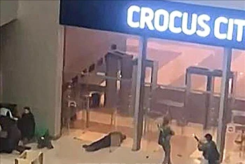 Hình ảnh trích từ video cho thấy các tay súng đang di chuyển vào trong trung tâm thương mại Crocus City Hall ở Krasnogorsk, ngoại ô Moskva, Nga ngày 22/3/2024. (Ảnh: AFP/TTXVN)