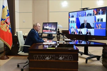 Tổng thống Nga Vladimir Putin chủ trì cuộc họp Hội đồng An ninh theo hình thức trực tuyến ở ngoại ô Moskva ngày 22/3/2024. (Ảnh: AFP/TTXVN)