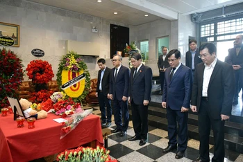 Phó Chủ tịch Quốc hội Nguyễn Đức Hải cùng các đại biểu viếng và chia buồn với các nạn nhân trong vụ khủng bố tại Liên bang Nga. (Ảnh: quochoi.vn)