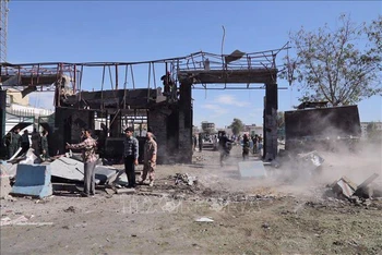 Hiện trường một vụ đánh bom xe nhằm vào đồn cảnh sát thành phố Chabahar, miền Nam Iran. Ảnh: AFP/TTXVN
