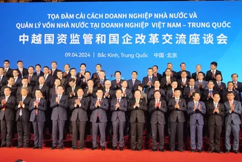 Chủ tịch Quốc hội Vương Đình Huệ chụp ảnh kỷ niệm với đại biểu Việt Nam và Trung Quốc dự Tọa đàm.