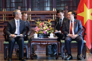 Chủ tịch Quốc hội Vương Đình Huệ tiếp ông Vương Bân, Tổng Giám đốc Tập đoàn Xây dựng Điện lực Trung Quốc (Power China). (Ảnh: TTXVN) 