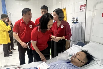 Đoàn công tác Trung ương Hội Chữ thập đỏ Việt Nam và Hội Chữ thập đỏ thành phố Hà Nội thăm hỏi, hỗ trợ nạn nhân vụ cháy đang điều trị tại Bệnh viện Giao thông vận tải.