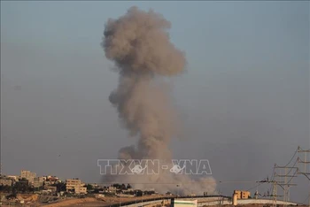 Khói bốc lên sau cuộc không kích của Israel xuống thành phố Rafah, Dải Gaza ngày 14/5/2024. Ảnh: THX/TTXVN