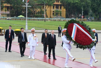 Tổng thống Liên bang Nga Vladimir Putin cùng Đoàn đại biểu cấp cao Nga đến đặt vòng hoa và vào Lăng viếng Chủ tịch Hồ Chí Minh. 