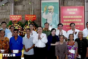 Chủ tịch Quốc hội Trần Thanh Mẫn tặng quà các gia đình chính sách, có công với cách mạng nhân dịp kỷ niệm 77 năm Ngày Thương binh-Liệt sĩ (27/7/1947-27/7/2024). (Ảnh: TTXVN)