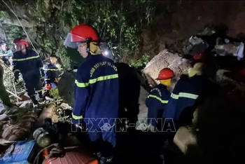 Việc cứu nạn, cứu hộ gặp nhiều khó khăn do vị trí hang động bị sập có địa hình hiểm trở.