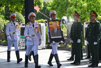 Đội nghi lễ chuyển di ảnh Tổng Bí thư Nguyễn Phú Trọng tới vị trí tổ chức Lễ an táng.