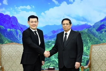Thủ tướng Phạm Minh Chính và ông Jakkapong Sangmanee, Bộ trưởng Văn phòng Thủ tướng, Đặc phái viên của Thủ tướng Thái Lan (Ảnh: Trần Hải)