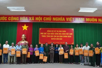 Phó Chủ tịch nước Võ Thị Ánh Xuân và Phó Bí thư Tỉnh ủy Nguyễn Thị Yến tặng quà cho gia đình chính sách tại huyện Côn Đảo.