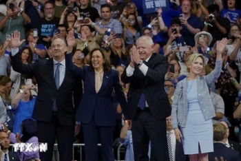 Phó Tổng thống Mỹ Kamala Harris (thứ 2, trái) và Thống đốc bang Minnesota Tim Walz (thứ 2, phải) trong cuộc vận động tranh cử ở thành phố Philadelphia, bang Pennsylvania. (Ảnh: Reuters/TTXVN)