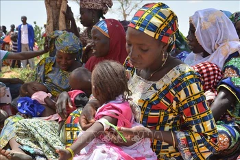 Các bà mẹ và trẻ em trong buổi giáo dục về dinh dưỡng tại Barago, Niger. Ảnh: AFP/TTXVN