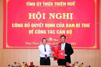 Phó Trưởng ban Thường trực Ban Tổ chức Trung ương Hoàng Đăng Quang công bố và trao Quyết định của Ban Bí thư cho đồng chí Phạm Đức Tiến.