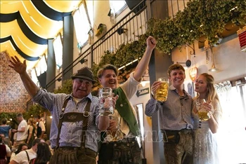 Người dân tham dự lễ hội bia Oktoberfest tại Munich, Đức. Ảnh: THX/TTXVN