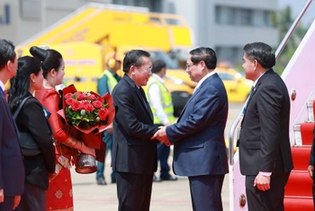 Lễ đón Thủ tướng Phạm Minh Chính đến thủ đô Viêng Chăn (Lào), bắt đầu chuyến tham dự Hội nghị Cấp cao ASEAN lần thứ 44 và 45. Ảnh: Dương Giang-TTXVN