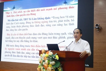 PGS.TS Vũ Văn Phúc, Phó Chủ tịch Hội đồng khoa học các ban đảng Trung ương phát biểu tại hội nghị.