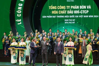 Ông Phan Công Thành-Tổng giám đốc PVFCCo nhận biểu trưng Thương hiệu Quốc gia 2024.