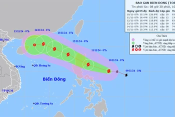 Vị trí và hướng di chuyển của bão Toraji gần Biển Đông. (Nguồn: nchmf.gov.vn)