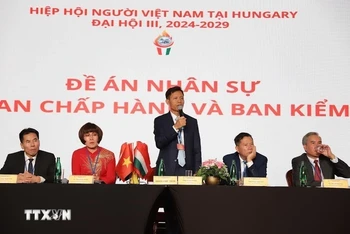 Ông Vũ Quý Dương, Chủ tịch Hiệp hội người Việt Nam tại Hungary phát biểu ở đại hội. (Ảnh: TTXVN)