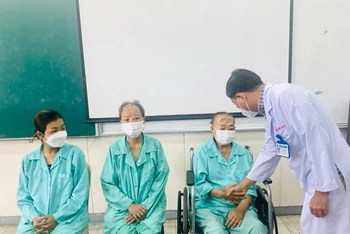 TS, BS Trần Anh Bích, Phó khoa Tai Mũi Họng, Bệnh viện Chợ Rẫy, hỏi thăm các bệnh nhân đã phẫu thuật thành công. (Ảnh: Bệnh viện cung cấp)