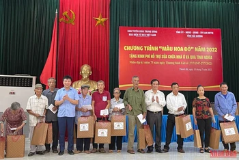 Các đồng chí lãnh đạo Tỉnh ủy Hải Dương và Ban Tuyên giáo Trung ương tặng quà đối tượng chính sách tiêu biểu của huyện Thanh Hà tại Chương trình “Màu hoa đỏ”.