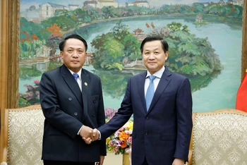 Phó Thủ tướng Lê Minh Khái tiếp Bộ trưởng Tài chính Lào Bounchom Ubonpaseuth. (Ảnh: VGP)