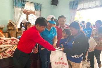 Chủ tịch Hội Chữ thập đỏ tỉnh Quảng Ngãi Phạm Ngọc Thành trao quà cho người dân tại phiên chợ nhân đạo.