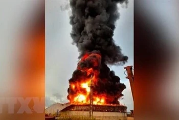 Khói lửa bốc ngùn ngụt tại hiện trường bể chứa dầu thô trong khu công nghiệp gần thành phố Matanzas, Cuba ngày 5/8/2022. (Ảnh: bolnews/TTXVN) 