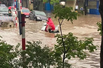 Nhiều tuyến phố Hà Nội ngập, ùn tắc do mưa lớn