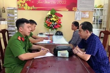 Công an phường Vĩnh Ninh (TP Huế) làm thủ tục trao trả 100 triệu đồng cho ông Ngô Hữu Quý. (Ảnh: Công an cung cấp)