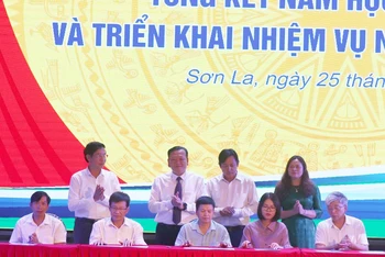 Ký cam kết trách nhiệm giữa Giám đốc Sở Giáo dục và Đào tạo tỉnh Sơn La với hiệu trưởng các trường và giám đốc các trung tâm.