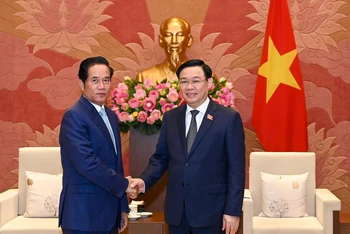[Ảnh] Chủ tịch Quốc hội tiếp đoàn đại biểu cấp cao Thủ đô Phnôm Pênh