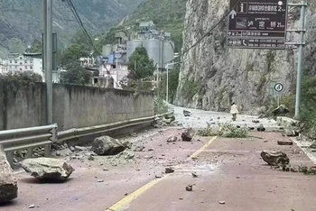 Động đất gây thiệt hại lớn ở huyện Lô Định, châu Cam Tư, tỉnh Tứ Xuyên, Trung Quốc. (Ảnh: Tân Hoa Xã)
