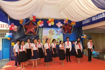 Học sinh Trường tiểu học Hữu nghị Khmer-Việt Nam Tân Tiến biểu diễn văn nghệ.