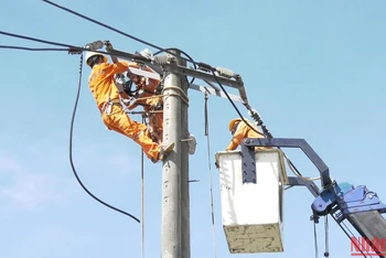 Công ty Điện lực Quảng Nam huy động lực lượng khẩn trương khôi phục hệ thống điện.