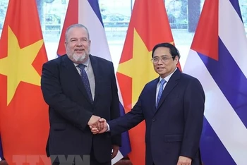 Thủ tướng Phạm Minh Chính và Thủ tướng Cuba Manuel Marrero Cruz chụp ảnh chung. (Ảnh: Dương Giang/TTXVN)