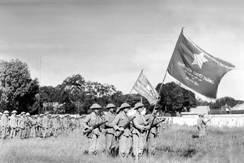 Một đơn vị của Trung đoàn Thủ đô với lá cờ "Quyết chiến, quyết thắng" của Chủ tịch Hồ Chí Minh tặng tham dự Lễ chào cờ đầu tiên trong Ngày giải phóng Thủ đô, diễn ra tại sân Cột Cờ (nay là Đoan Môn-Hoàng thành Thăng Long) vào lúc 15 giờ ngày 10/10/1954. (Ảnh: Tư liệu TTXVN)