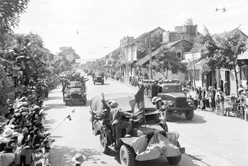 Các đơn vị cơ giới của Đại đoàn 308 tiến vào Thủ đô trên đường Kim Mã, sáng 10/10/1954. (Ảnh: Tư liệu TTXVN)