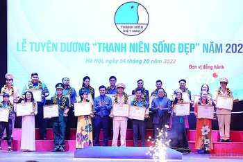 Bí thư thứ nhất Trung ương Đoàn Bùi Quang Huy và Chủ tịch Hội Cựu Thanh niên xung phong Việt Nam Vũ Trọng Kim trao Giải thưởng “Thanh niên sống đẹp” năm 2022 tặng các cá nhân tiêu biểu.