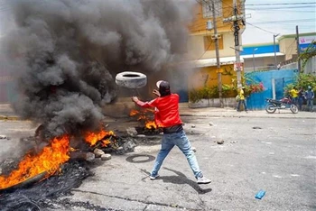 Người biểu tình đốt cháy lốp xe để phản đối tình trạng thiếu nhiên liệu, tại Port au Prince (Haiti), ngày 13/7/2022. (Ảnh: AFP/TTXVN)