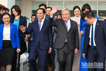 Tổng Thư ký Liên hợp quốc Antonio Guterres và Bộ trưởng Ngoại giao Bùi Thanh Sơn cùng các đại biểu đến dự buổi đối thoại tại Học viện Ngoại giao. 
