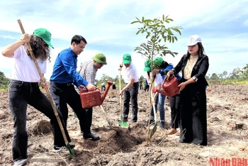 Lãnh đạo Trung ương Đoàn và Ủy ban nhân dân tỉnh Đắk Lắk cùng các ngành liên quan trồng cây xanh tại Làng Thanh niên lập nghiệp, biên giới Ya Lốp, huyện Ea Súp.