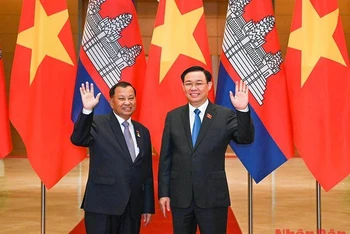 Chủ tịch Quốc hội Vương Đình Huệ và Chủ tịch Thượng viện Vương quốc Campuchia Samdech Say Chhum chụp ảnh lưu niệm tại lễ đón. (Ảnh: Duy Linh)