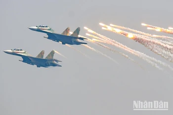 Mãn nhãn với chiến đấu cơ "hổ mang chúa" Su-30MK2 trên bầu trời Hà Nội