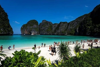 Du khách trên bãi biển vịnh Maya, tỉnh Krabi, Thái Lan. (Ảnh: Reuters)