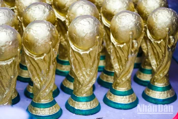 Cúp vàng World Cup bằng thạch cao tại làng gốm Bát Tràng