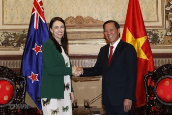 Chủ tịch Ủy ban nhân dân Thành phố Hồ Chí Minh Phan Văn Mãi tiếp Thủ tướng New Zealand Jacinda Ardern. (Ảnh: Thanh Vũ/TTXVN)
