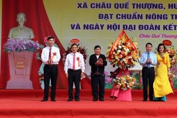 Bí thư Tỉnh ủy Yên Bái tặng hoa chúc mừng xã Châu Quế Thượng đạt chuẩn nông thôn mới.